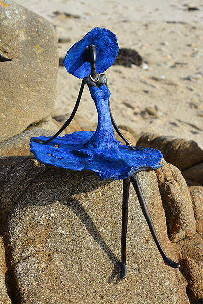 L'Attente - Femme en bleue assise au chapeau